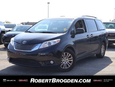 2017 Toyota Sienna XLE Auto Access Seat