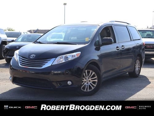 2017 Toyota Sienna XLE Auto Access Seat