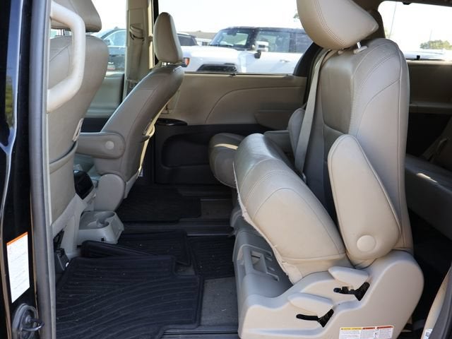 2017 Toyota Sienna XLE Auto Access Seat