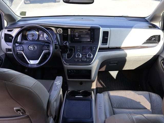 2017 Toyota Sienna XLE Auto Access Seat