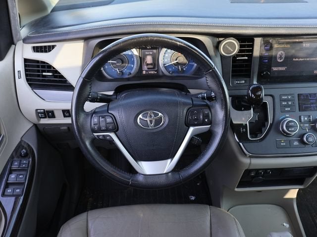 2017 Toyota Sienna XLE Auto Access Seat