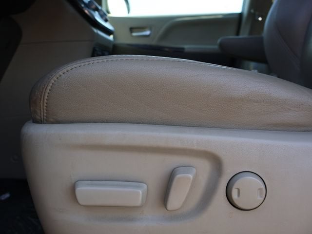 2017 Toyota Sienna XLE Auto Access Seat