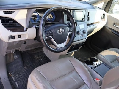 2017 Toyota Sienna XLE Auto Access Seat