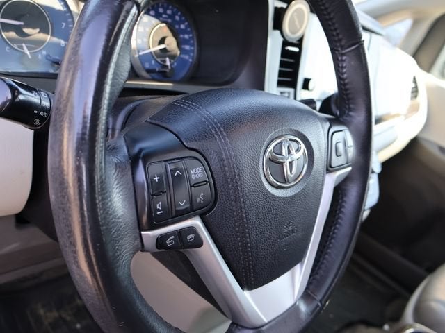 2017 Toyota Sienna XLE Auto Access Seat