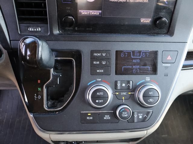 2017 Toyota Sienna XLE Auto Access Seat