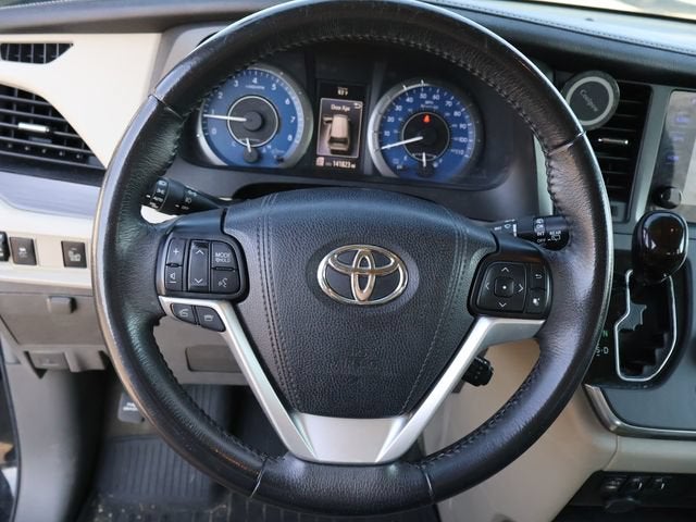 2017 Toyota Sienna XLE Auto Access Seat